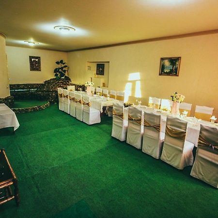 Oazis Hotel Noratus Buitenkant foto