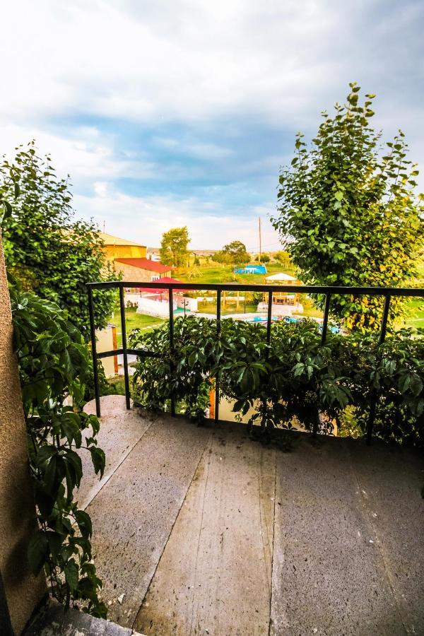 Oazis Hotel Noratus Buitenkant foto