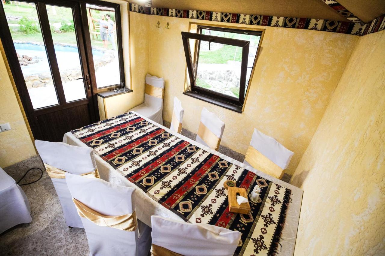 Oazis Hotel Noratus Buitenkant foto