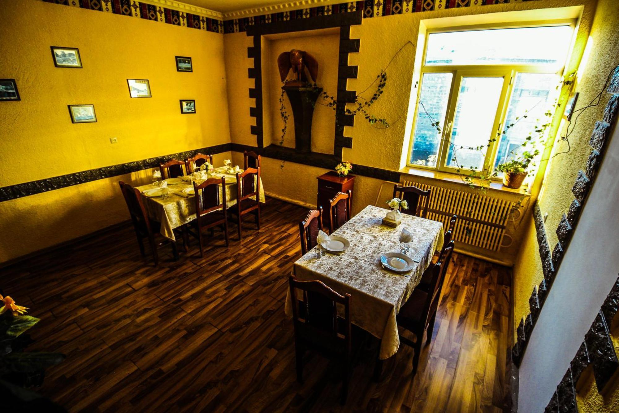 Oazis Hotel Noratus Buitenkant foto