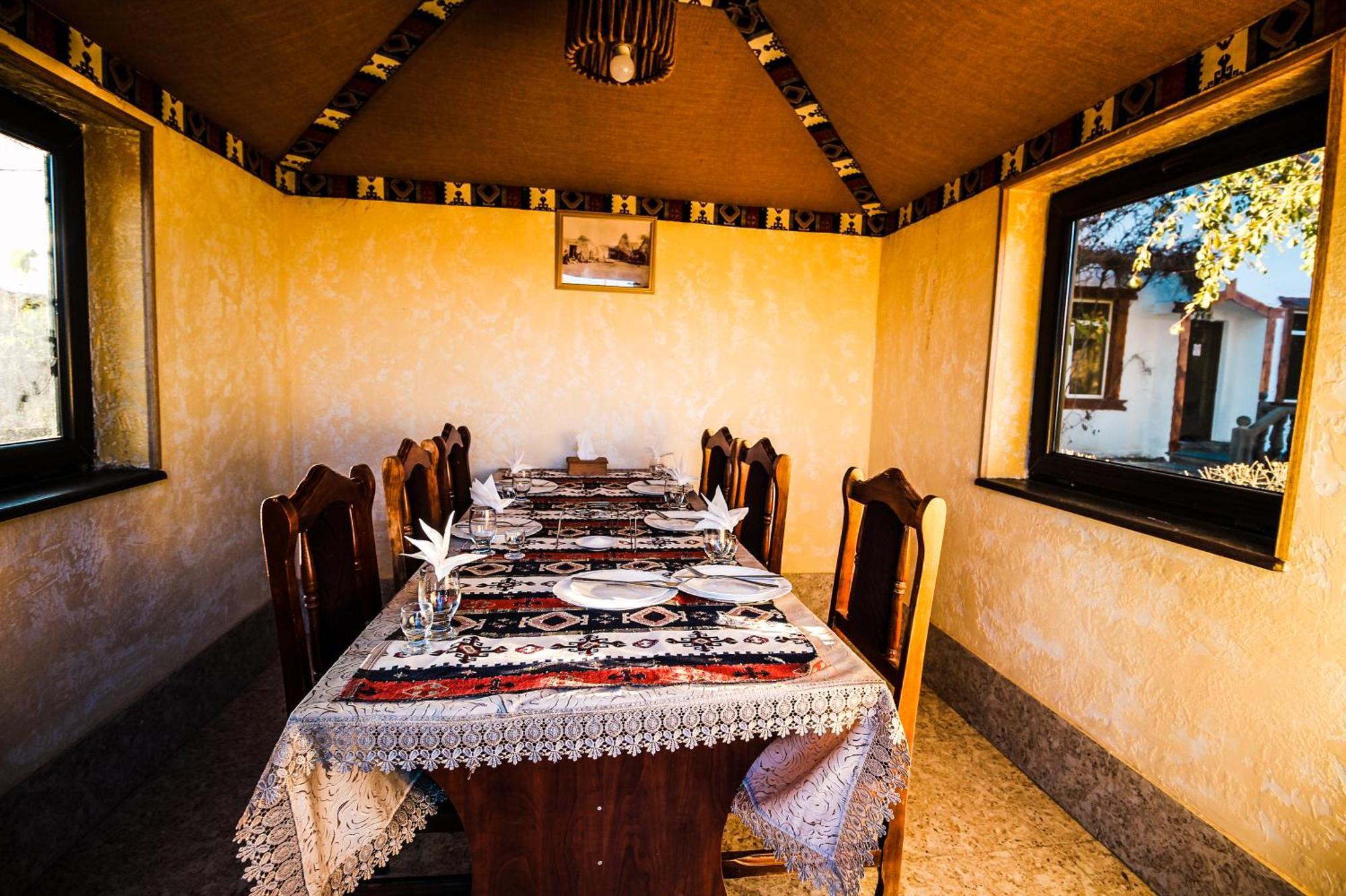 Oazis Hotel Noratus Buitenkant foto
